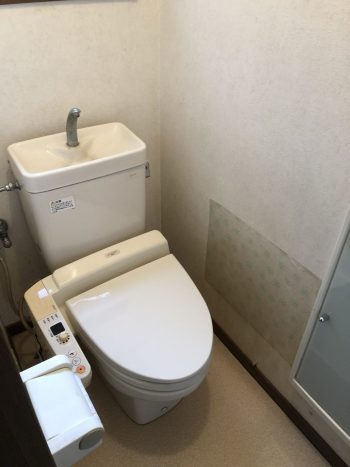 足立区 トイレ工事 天井 壁クロス張替え クッションフロア張替え トイレ入れ替え リフォーム 外壁塗装 雨漏りでお困りなら足立区の当社へ