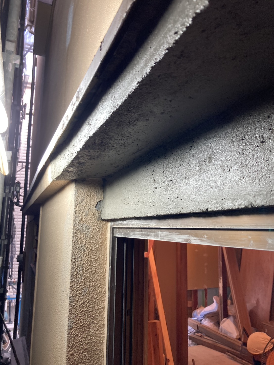 外壁のモルタル補修を行いました